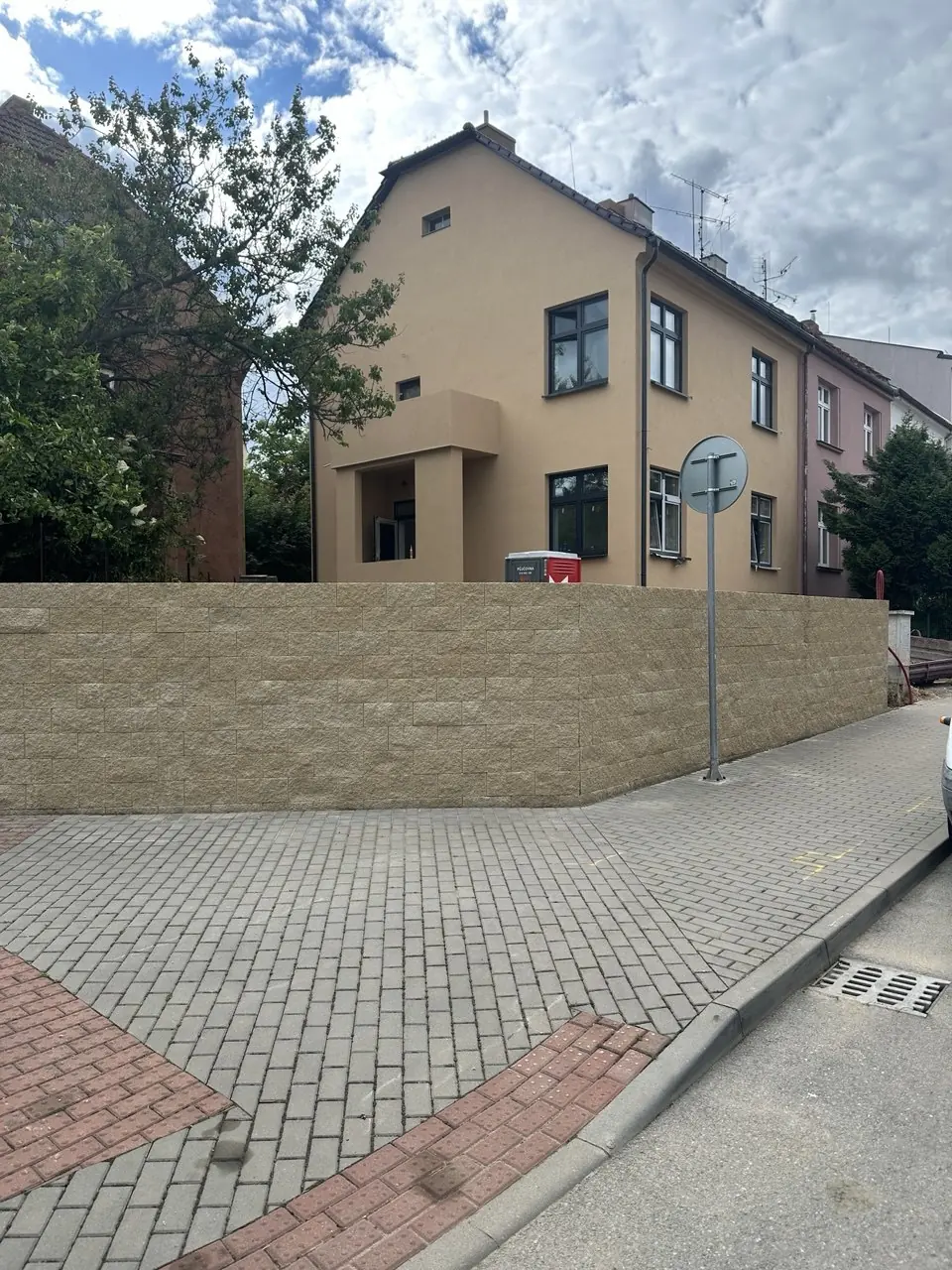Rodinný dům po rekonstrukci s novou fasádou a plotem z betonových tvárnic